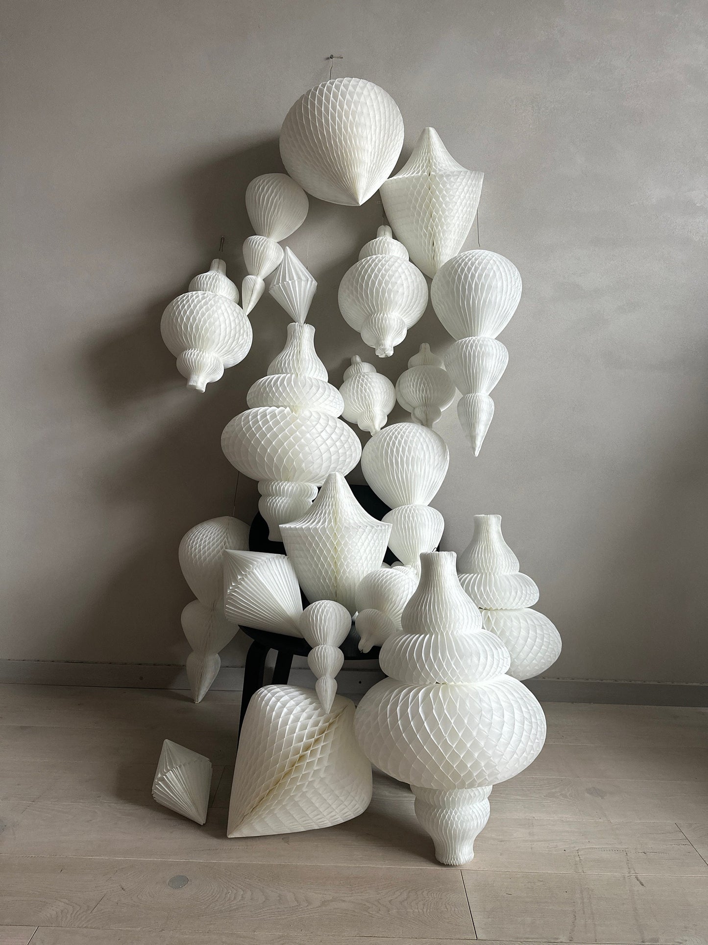 White Paper honeycomb ornaments decorations phot wall paper baubles white Christmas decor various shapes paper centrepieces photo backdrops