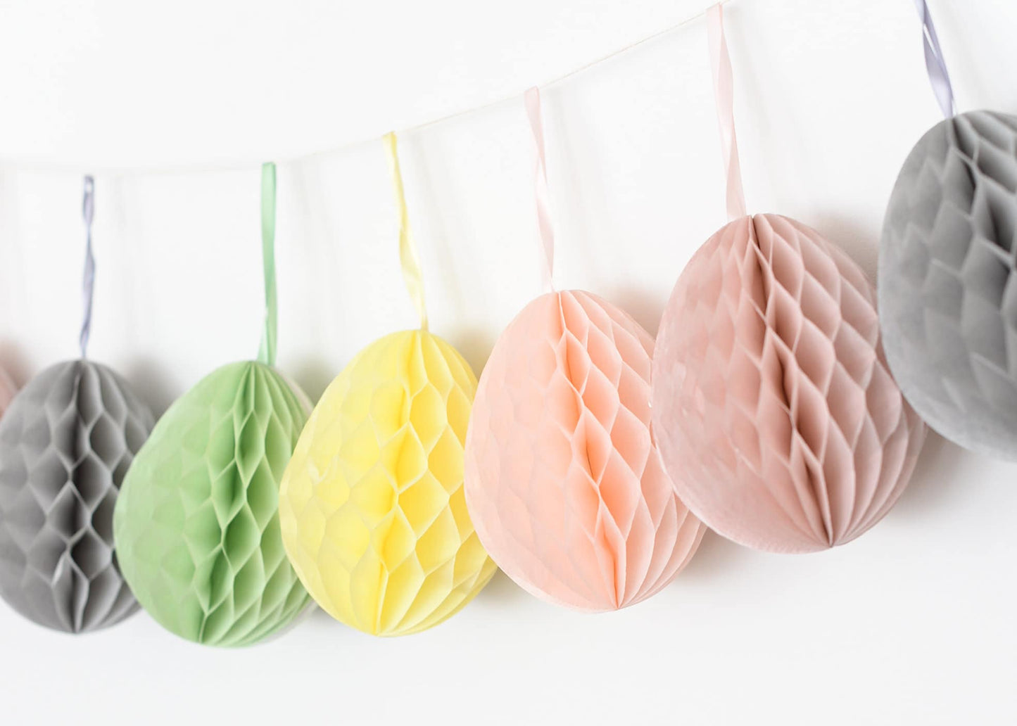 Easter Decorations - Light yellow Honeycomb paper eggs | Easter egg decorations | Colourful spring decor - Decopompoms
