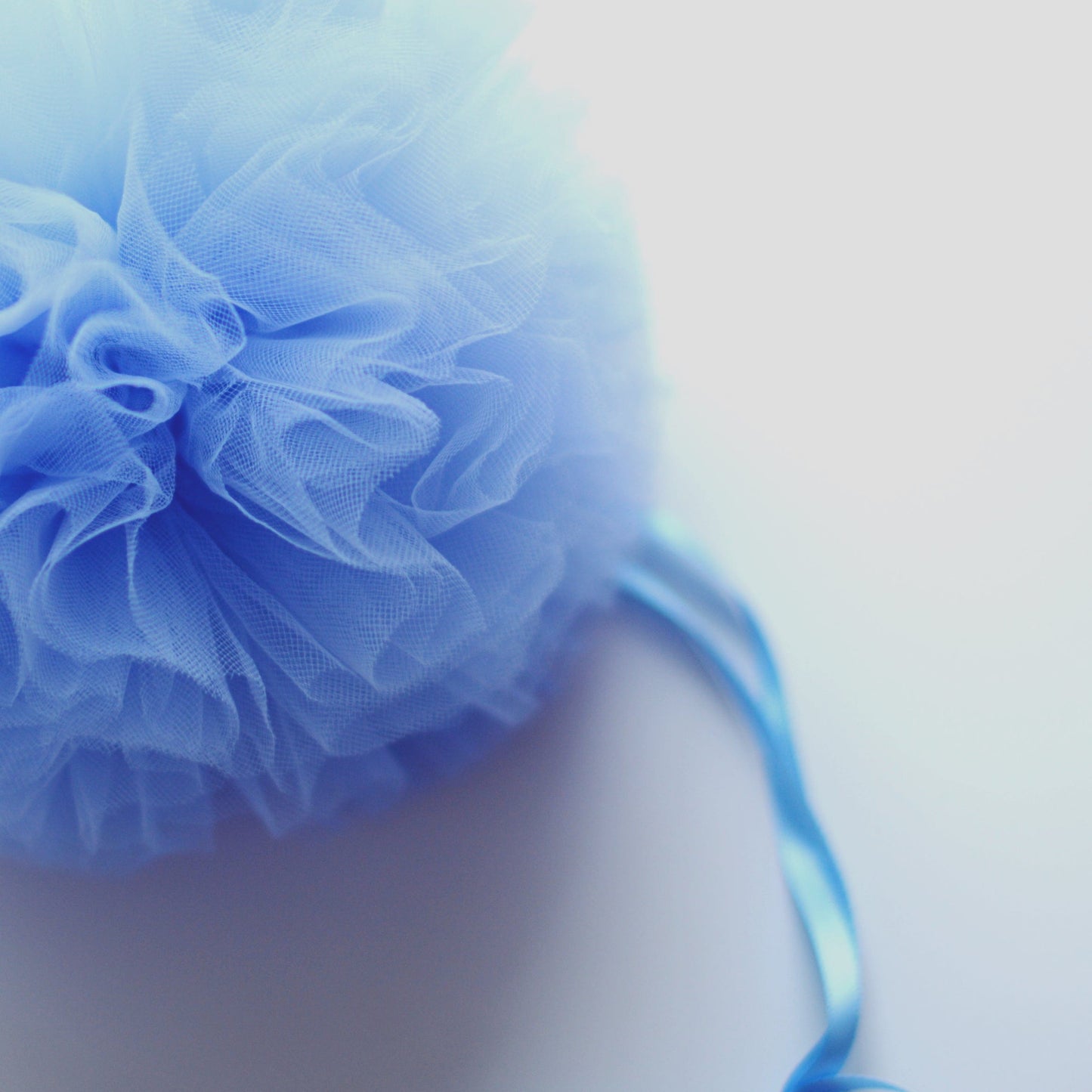 Periwinkle tulle pom pom - Decopompoms