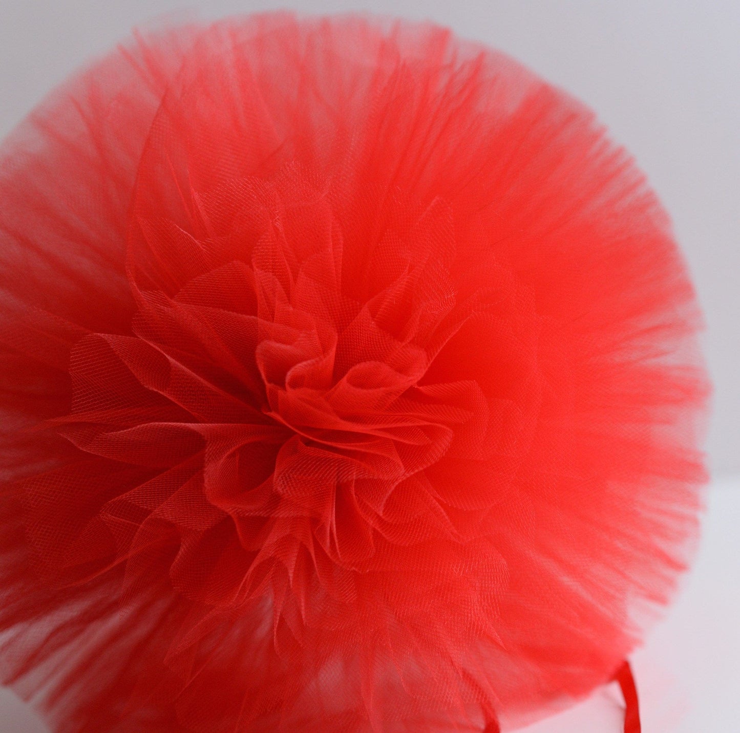 Red tulle pom pom - Decopompoms