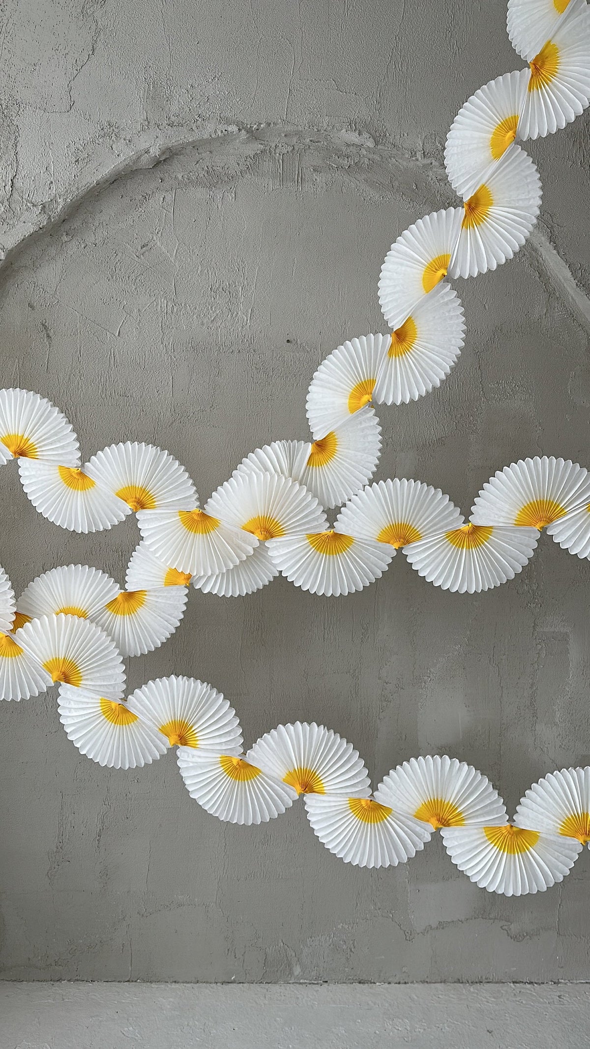 Paper Daisy Garland, Boho Groovy Party Backdrop, Hippie Birthday Decor, Spring Baby Shower