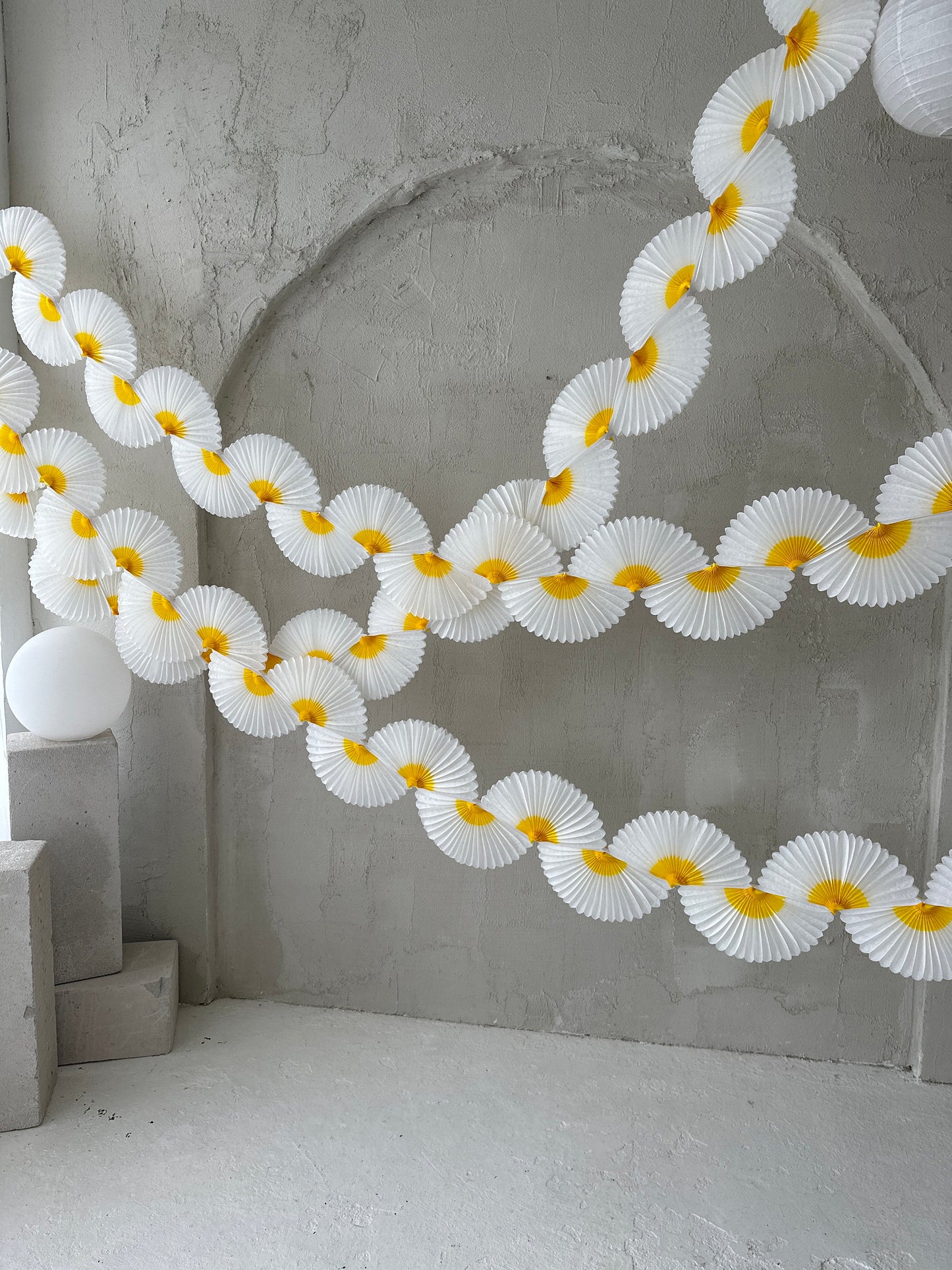 Daisy Party Decoration Set, Yellow White Paper Garland, Fans and Honeycombs