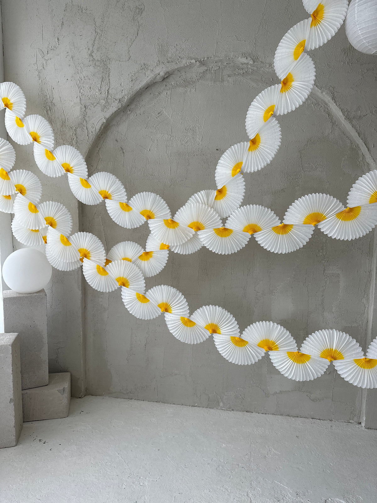 Daisy Party Decoration Set, Yellow White Paper Garland, Fans and Honeycombs