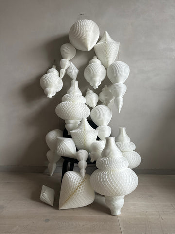 White Paper honeycomb ornaments decorations phot wall paper baubles white Christmas decor various shapes paper centrepieces photo backdrops