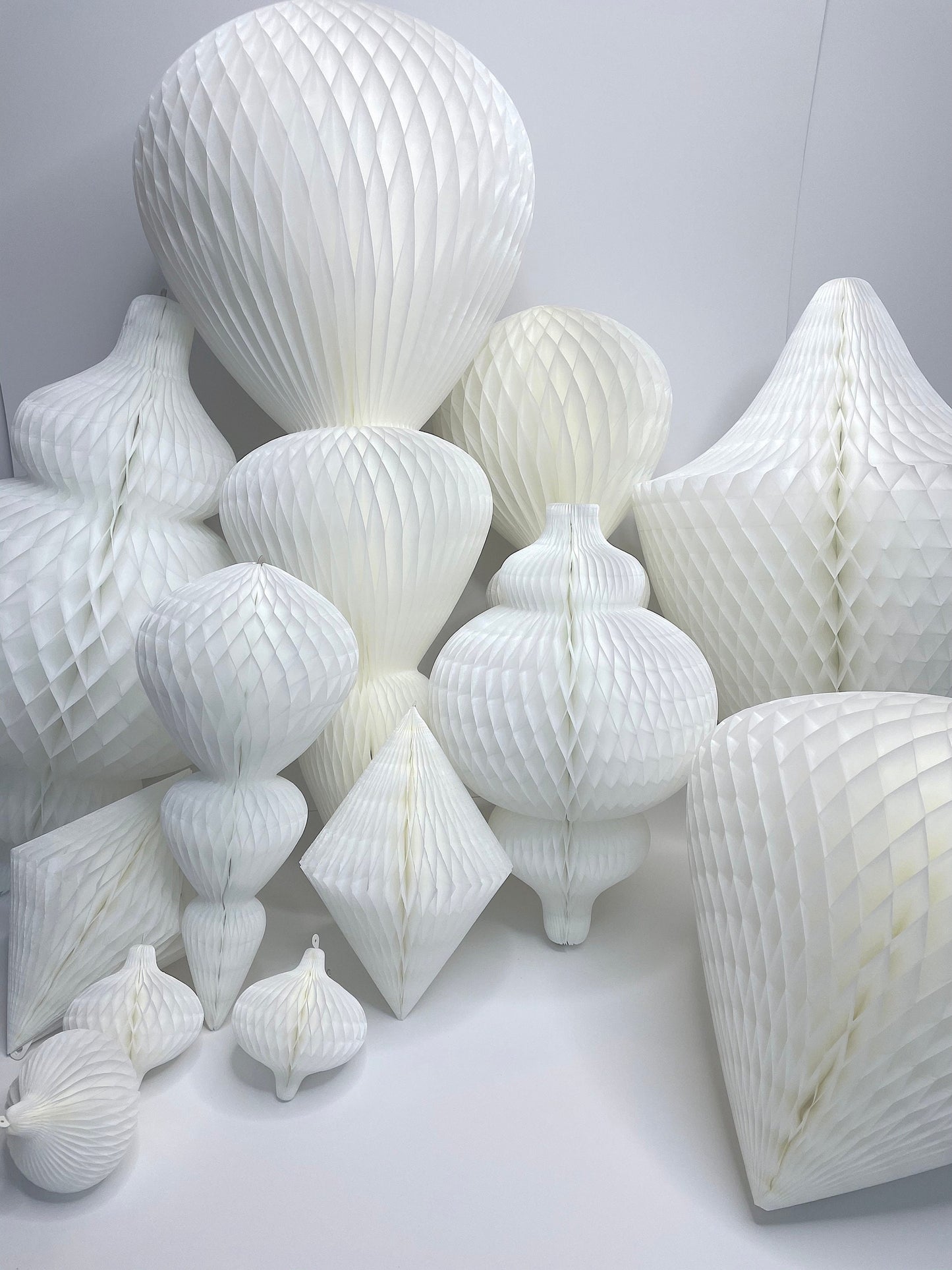 White Paper honeycomb ornaments decorations phot wall paper baubles white Christmas decor various shapes paper centrepieces photo backdrops