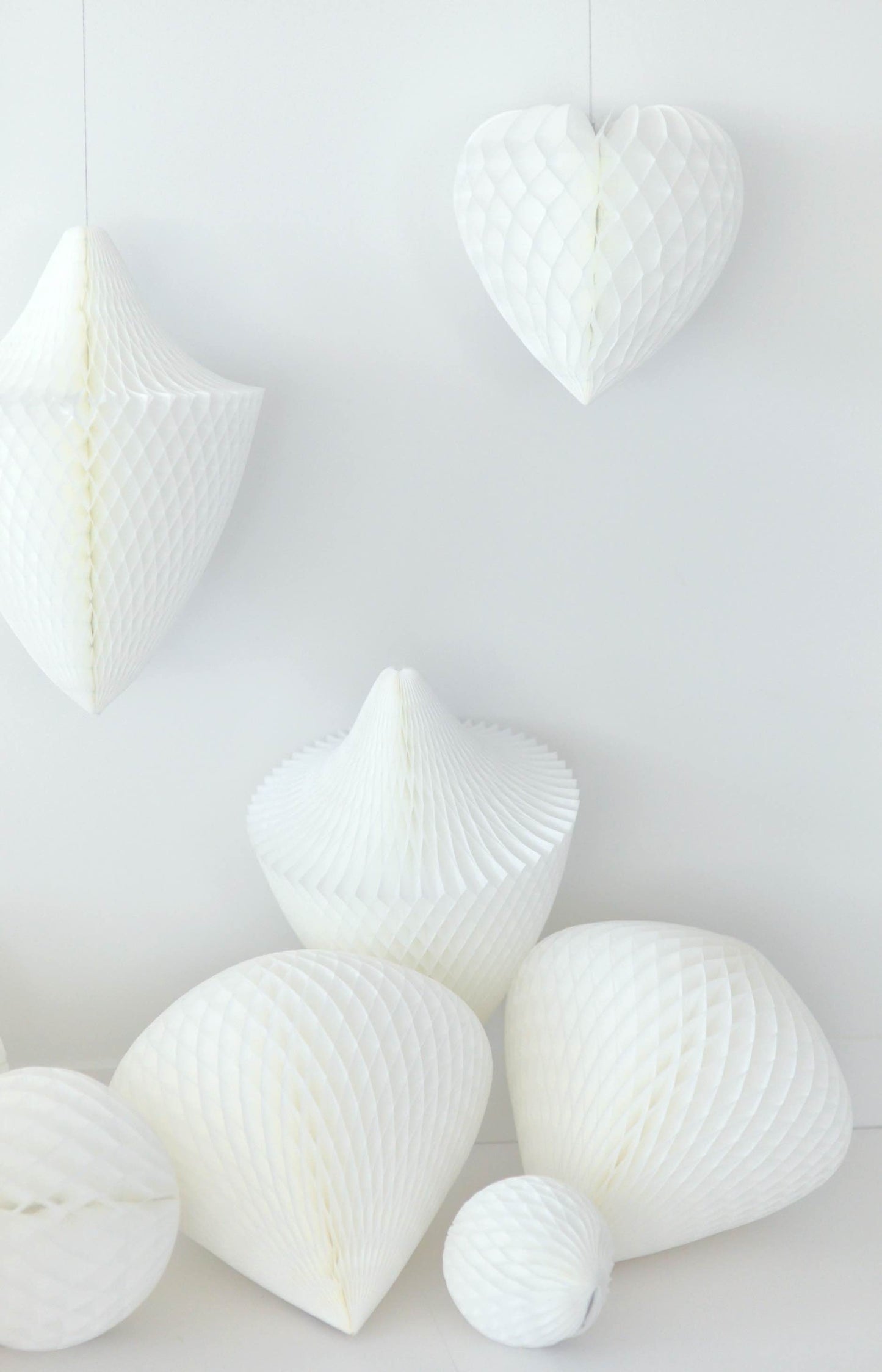 White Paper honeycomb ornaments decorations phot wall paper baubles white Christmas decor various shapes paper centrepieces photo backdrops