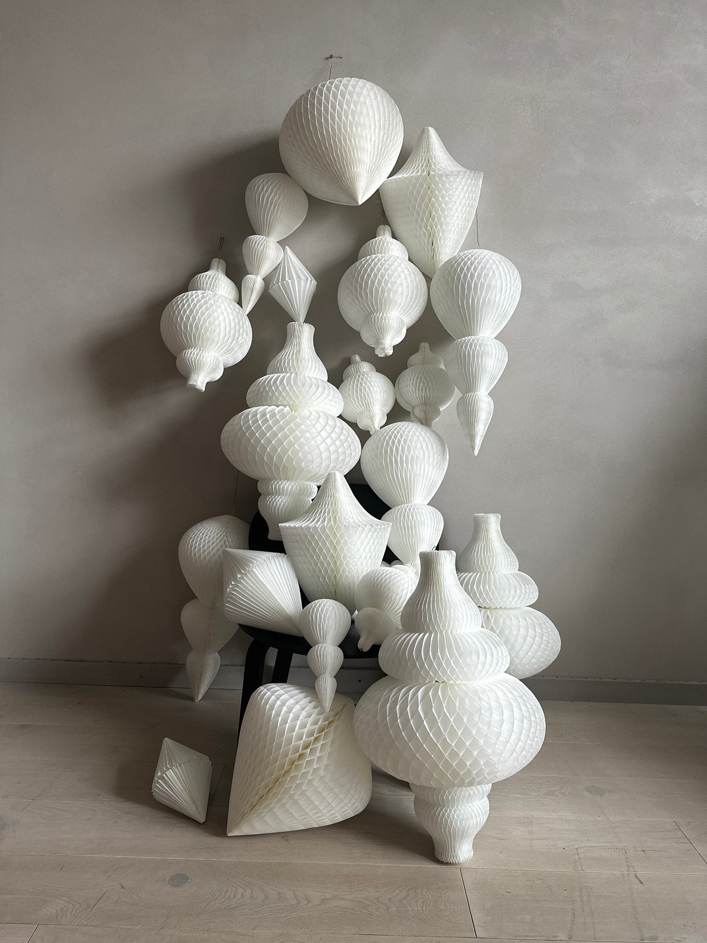 White Honeycomb Paper Ornament Set – Elegant Wedding Party, Window Display, Photo Backdrop Decor