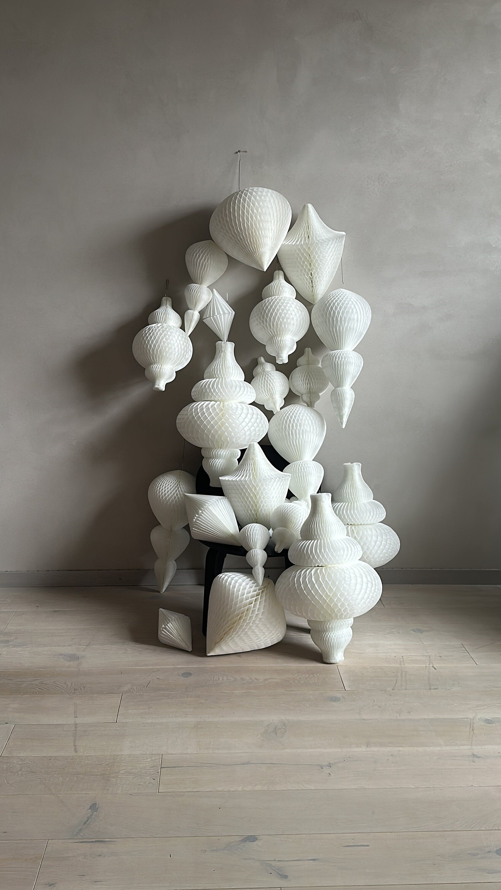 White Honeycomb Paper Ornament Set – Elegant Wedding Party, Window Display, Photo Backdrop Decor