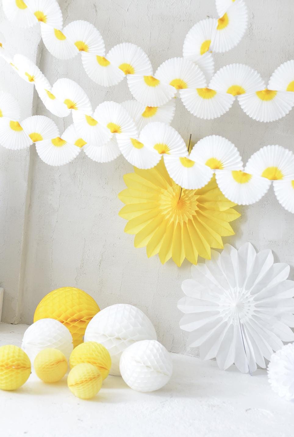 Daisy Party Decoration Set, Yellow White Paper Garland, Fans and Honeycombs