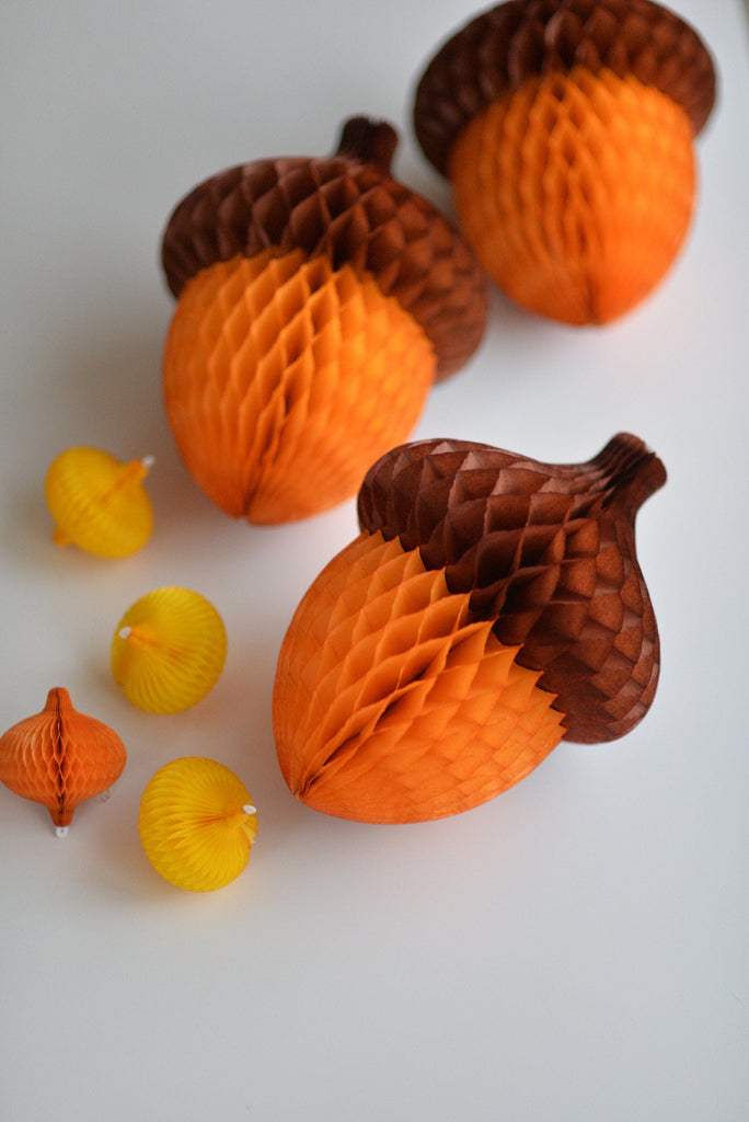 Paper honeycomb acorn / forest theme party decor / paper party decorations - Decopompoms