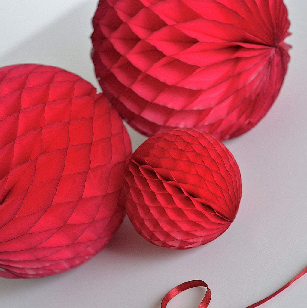 Cranberry paper honeycomb ball - party decoration - Christmas decorations - Decopompoms