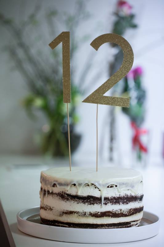 Glittery number cake toper - Decopompoms