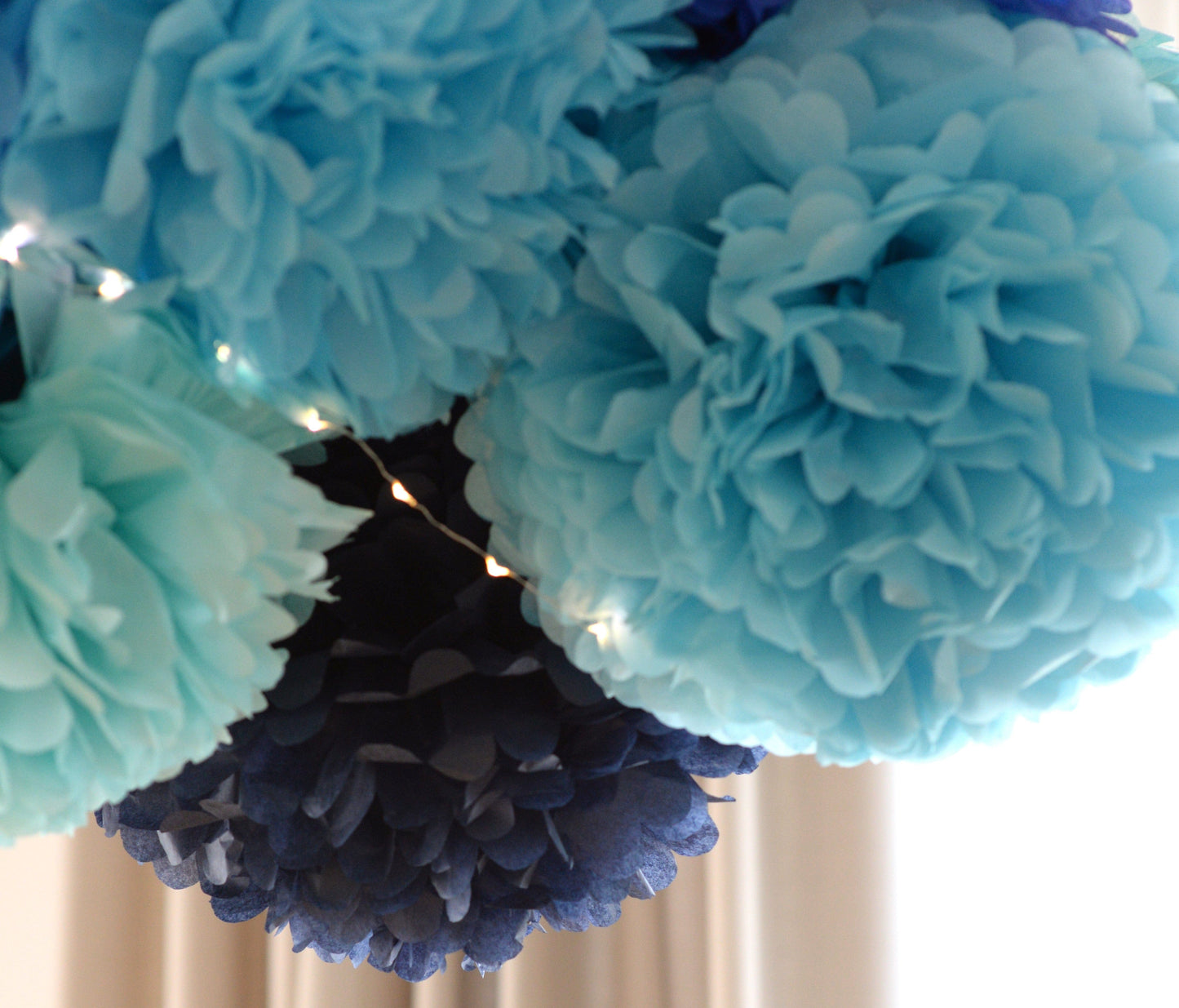 All blue tissue paper pom poms party set - Decopompoms