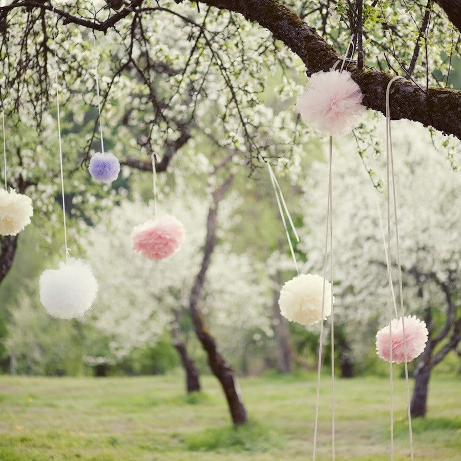 Light pink and ivory pom poms party set - Decopompoms