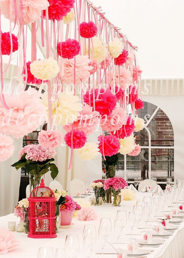 Pinks and ivory paper pom poms party set with streamers - Decopompoms