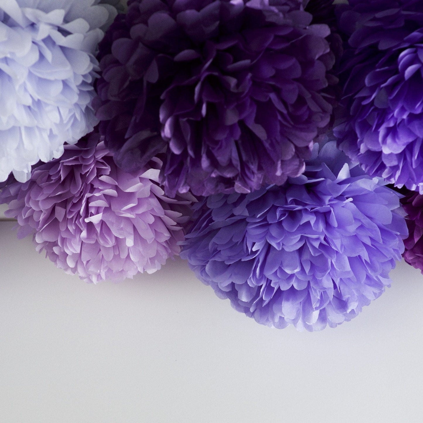 Purple charm paper pom poms party set - Decopompoms