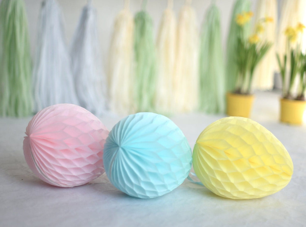 Easter Decorations - Light yellow Honeycomb paper eggs | Easter egg decorations | Colourful spring decor - Decopompoms