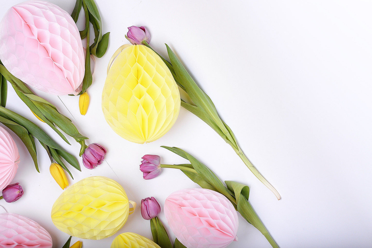 Easter Decorations - Light yellow Honeycomb paper eggs | Easter egg decorations | Colourful spring decor - Decopompoms