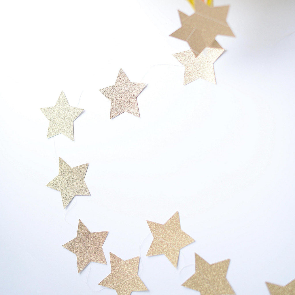 Glittery gold stitched paper star garland - Decopompoms