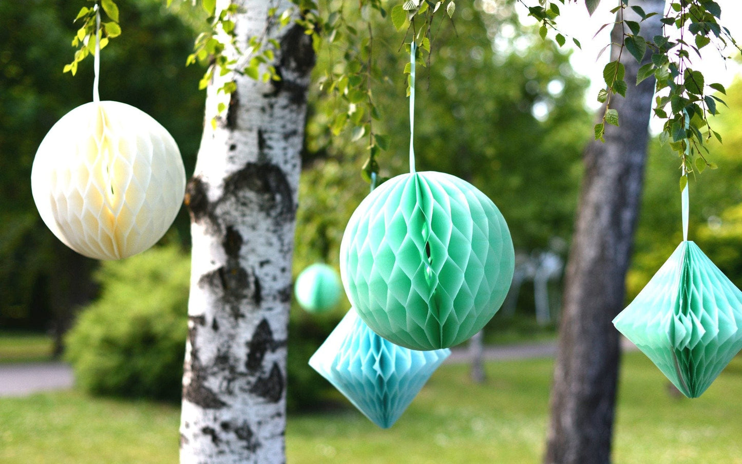 Diamond honeycomb hanging decoration / custom colours - 30cm - Decopompoms