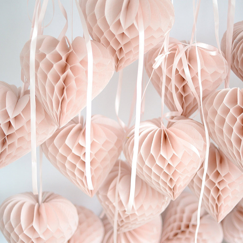 Dusty pink heart paper honeycomb decoration - Decopompoms