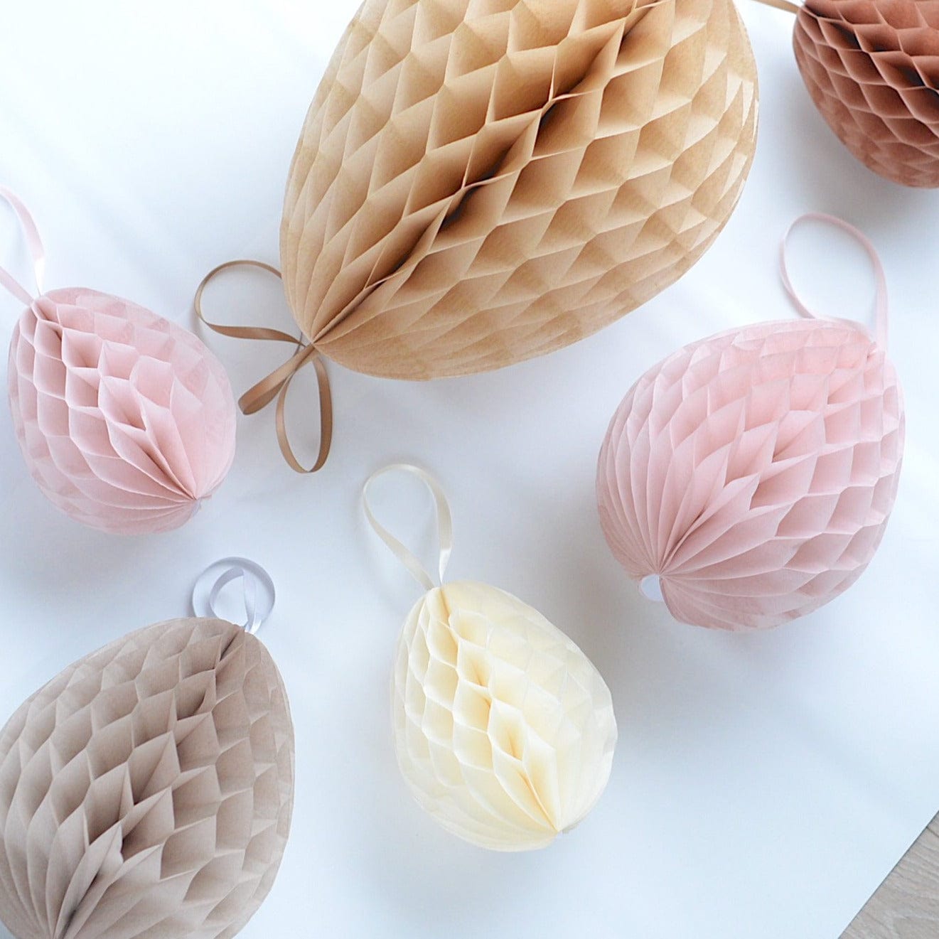 Honeycomb easter egg decoration - custom color - 20cm - Decopompoms