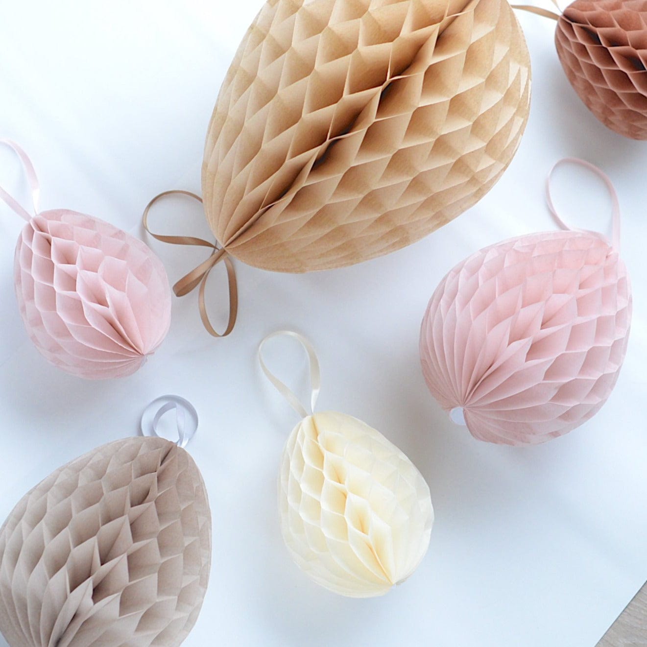 Paper honeycomb Easter egg decoration - custom color - Decopompoms