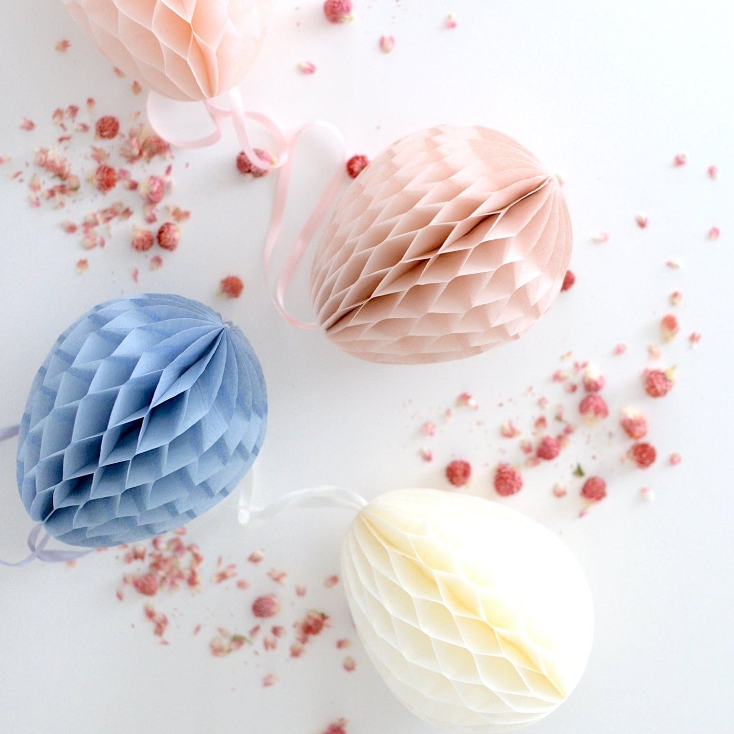 Paper honeycomb Easter egg decoration - custom color - Decopompoms