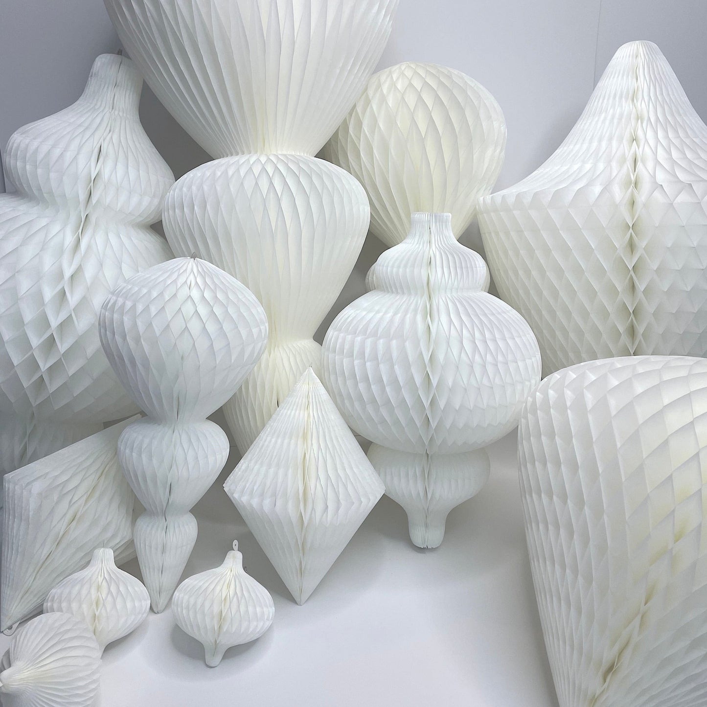 Paper honeycomb ornaments decorations | paper baubles | white Christmas decor | various shapes | centrepieces - Decopompoms