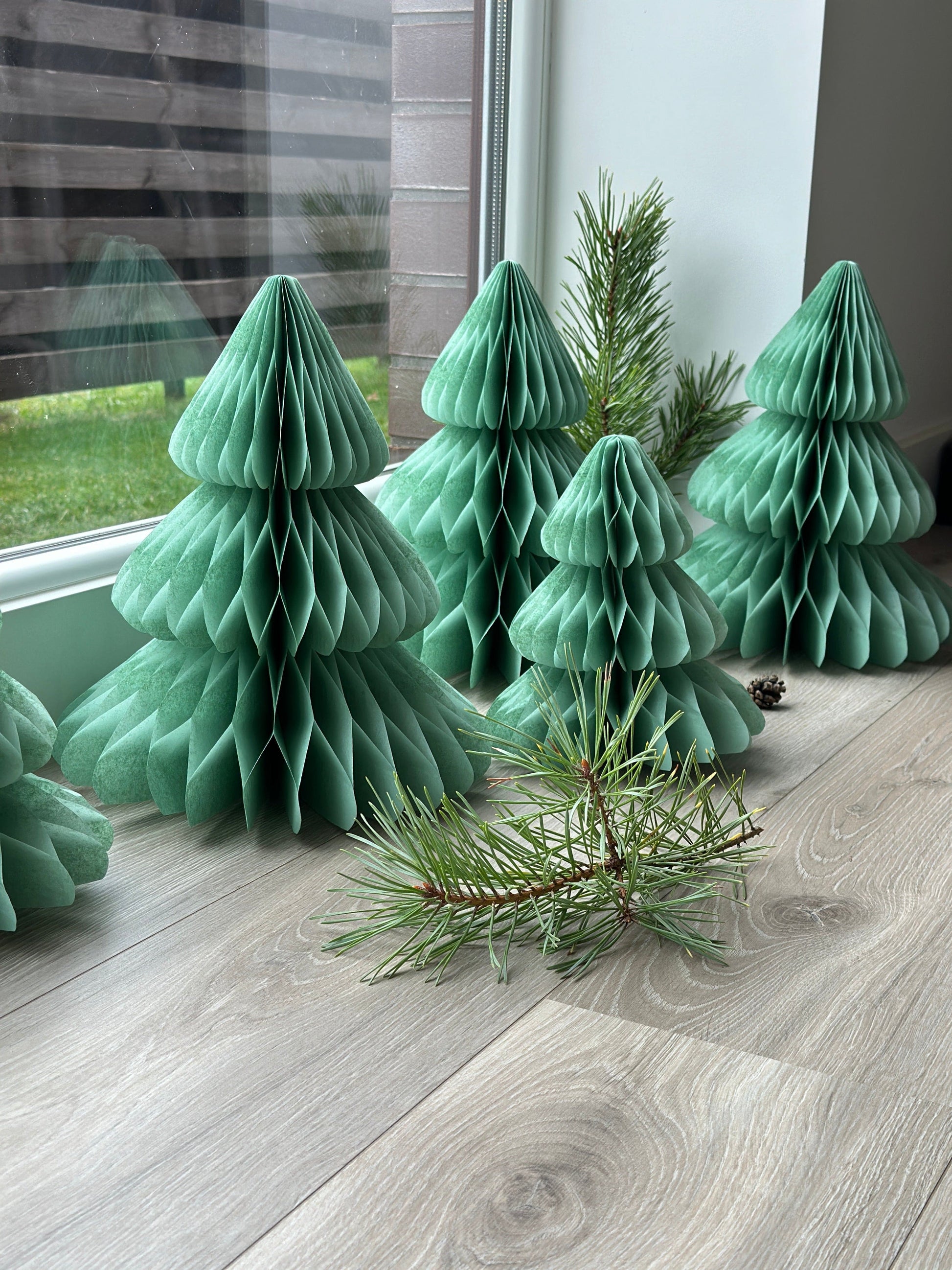 Sage green paper honeycomb Christmas tree / dusty green - Decopompoms