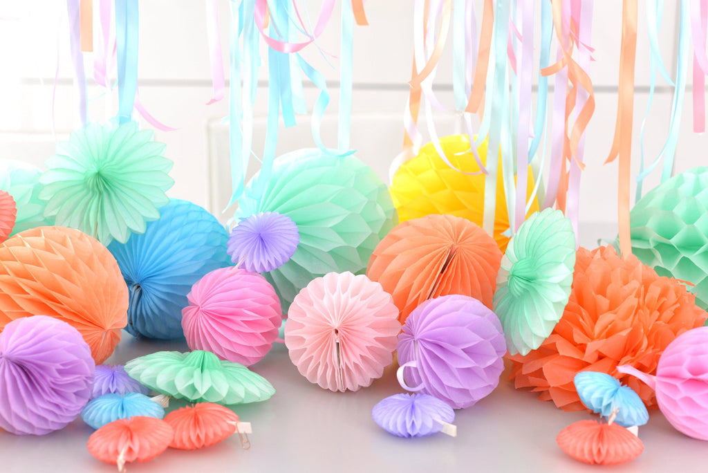 It's a party Paper pom pom and honeycomb balls party set | Mint, pink, lilac, peach Tissue paper pompoms - Decopompoms