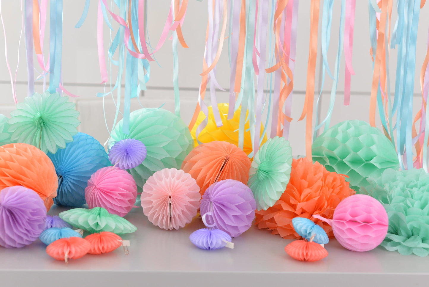 It's a party Paper pom pom and honeycomb balls party set | Mint, pink, lilac, peach Tissue paper pompoms - Decopompoms