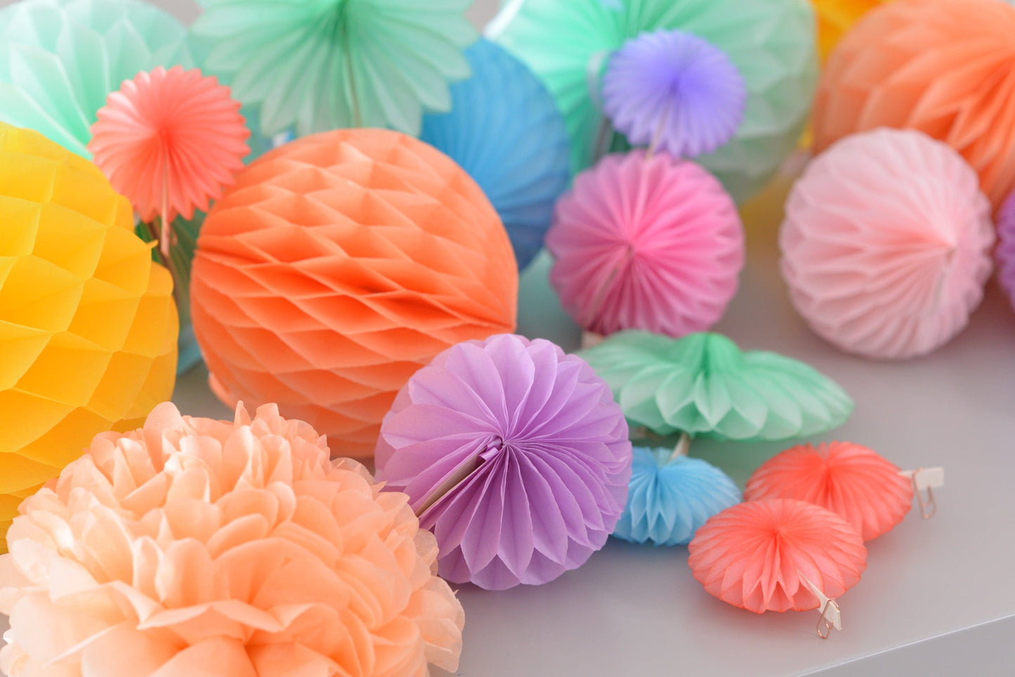 It's a party Paper pom pom and honeycomb balls party set | Mint, pink, lilac, peach Tissue paper pompoms - Decopompoms