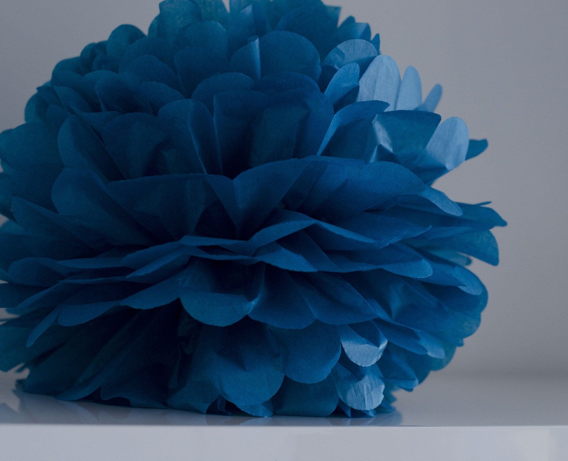 Peacock tissue paper pom pom - Decopompoms