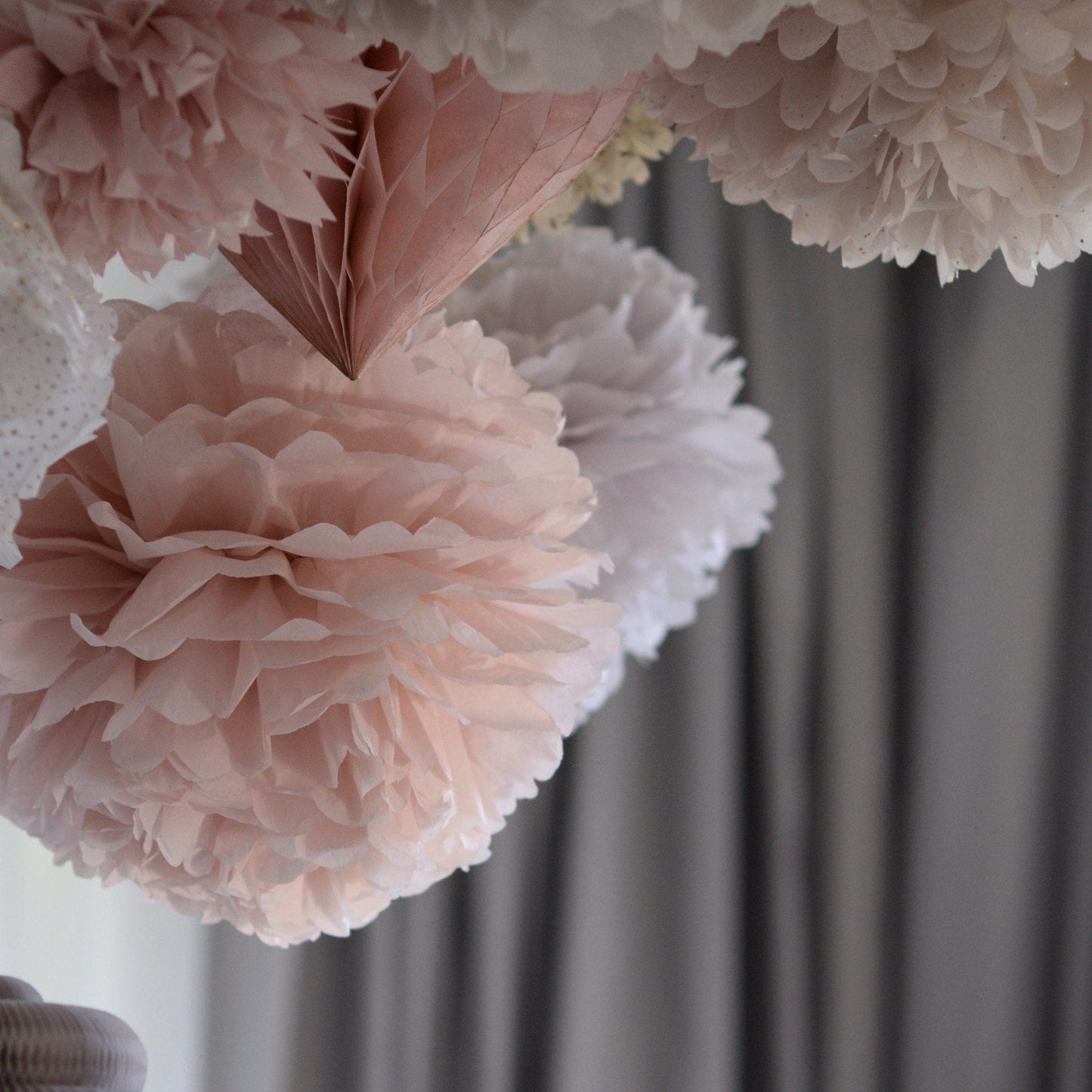 Set of 110 mixed size custom colors pom poms party set - Decopompoms