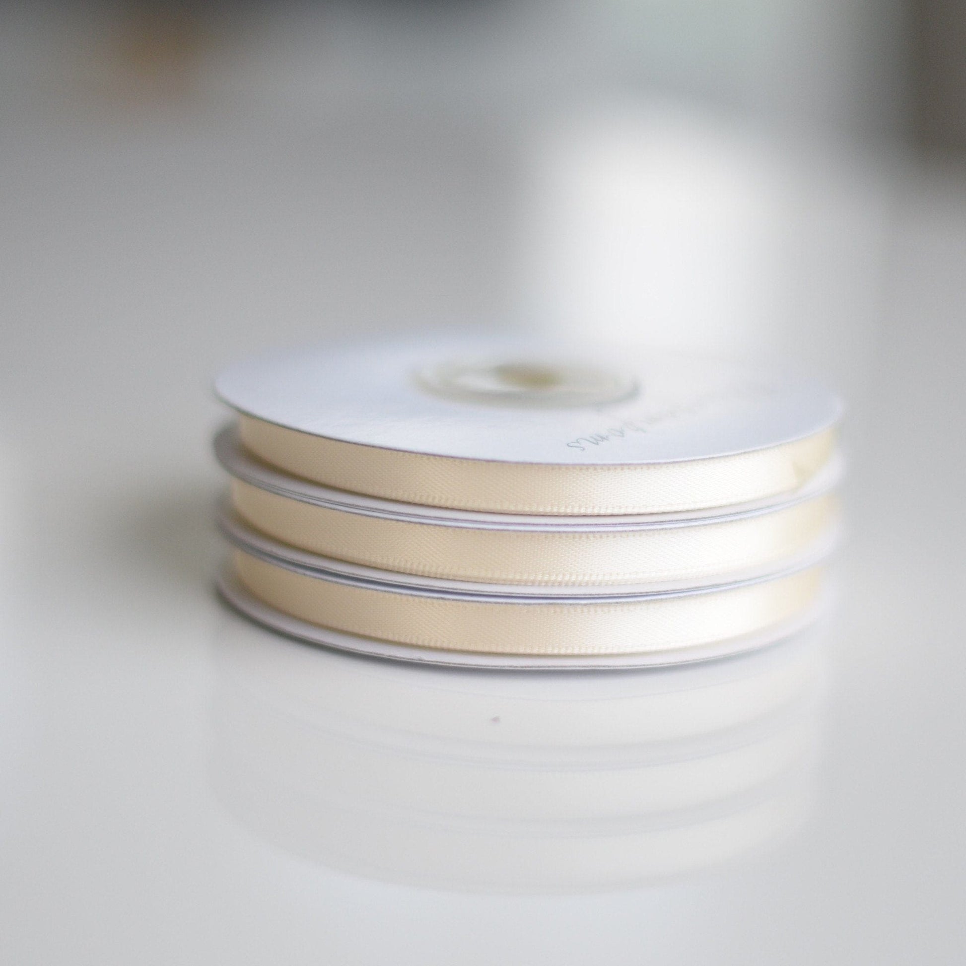 Ivory double sided satin ribbon roll - 25m - Decopompoms