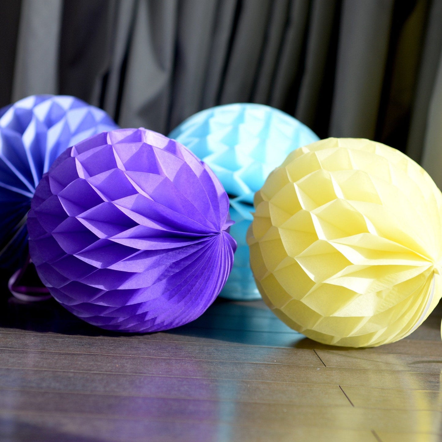Iris paper honeycomb - hanging party decorations - Decopompoms