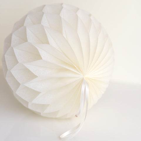 Ivory paper honeycomb - hanging party decorations - Decopompoms