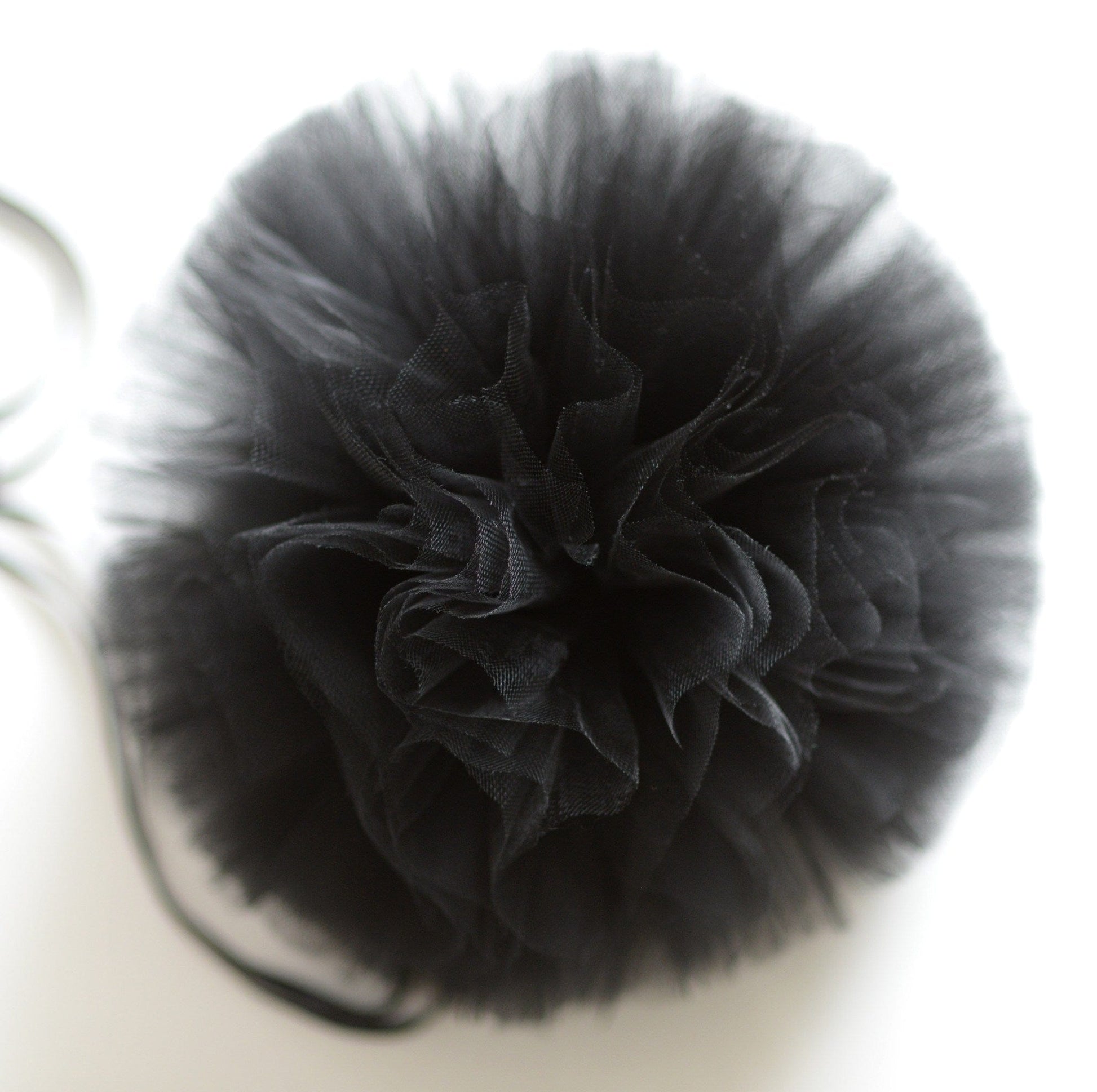 Black tulle pom poms - Decopompoms