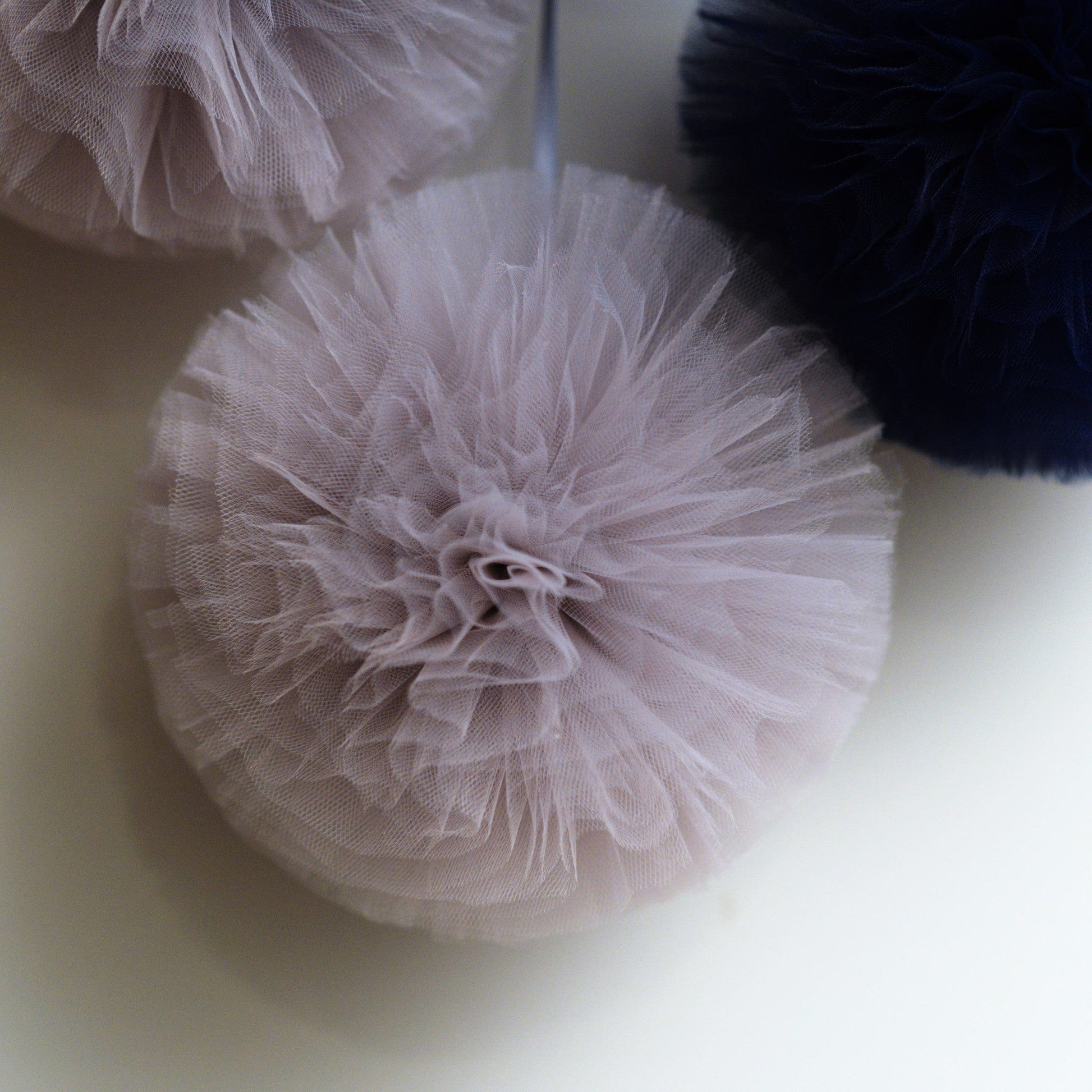 Light grey tulle pom pom - Decopompoms