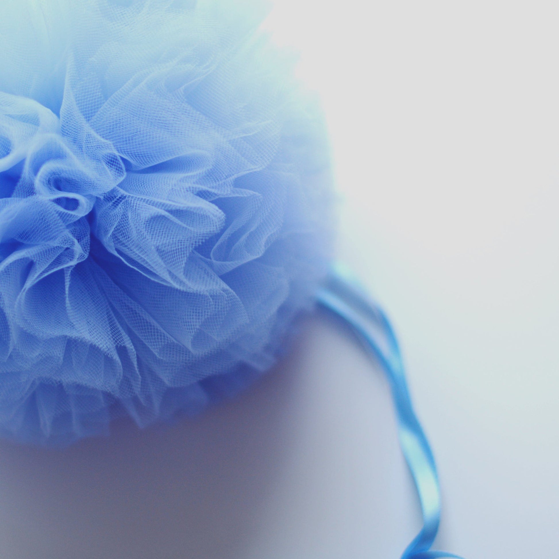 Periwinkle tulle pom pom - Decopompoms