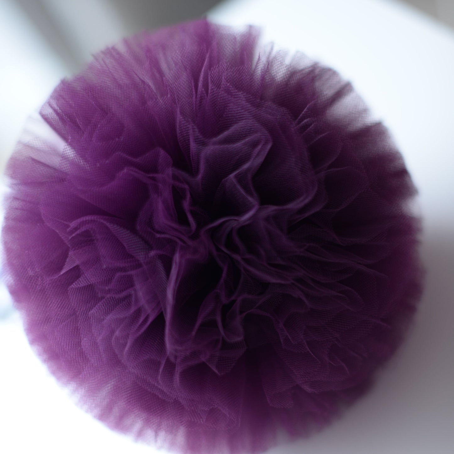Plum tulle pom pom - Decopompoms