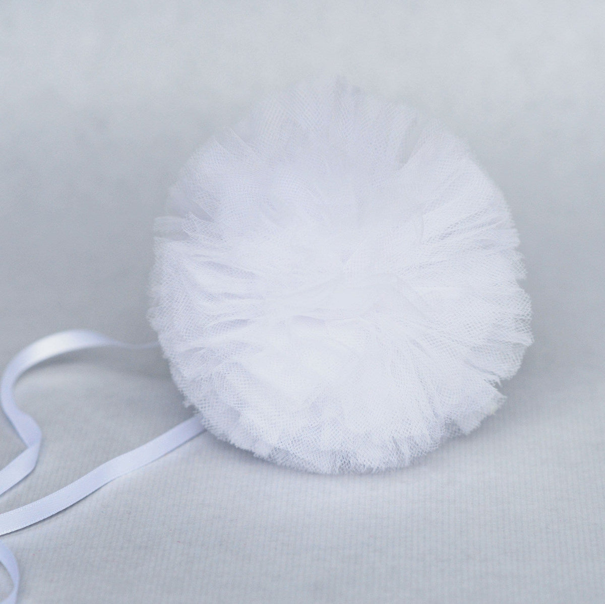 White tulle pom pom - Decopompoms