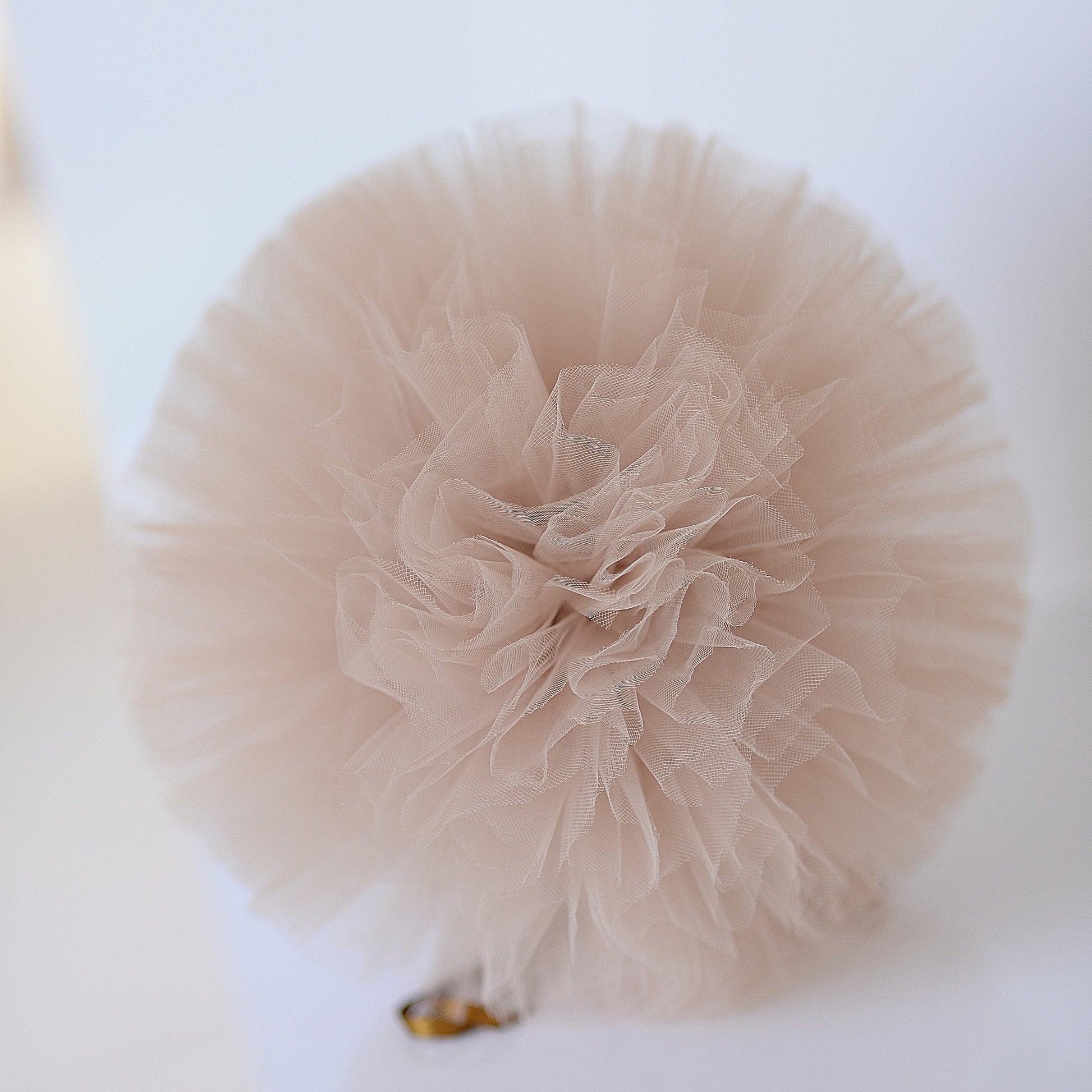 Tan / Latte tulle pom pom - Decopompoms