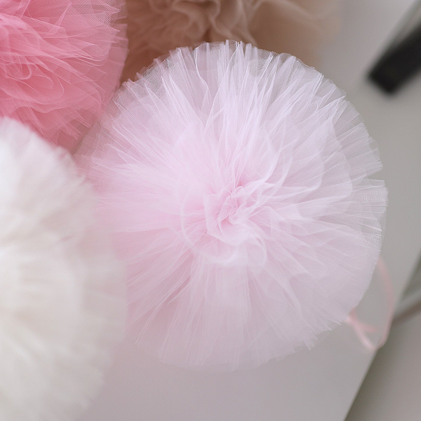 5 Mint mixed size tulle pompoms set - Decopompoms