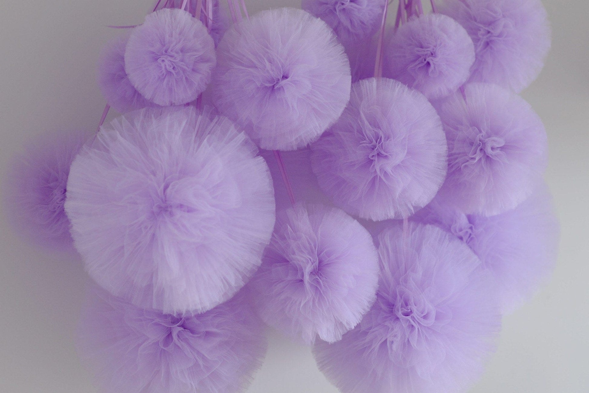 Set 20 Mixed size custom colors tulle pom poms party set - Decopompoms